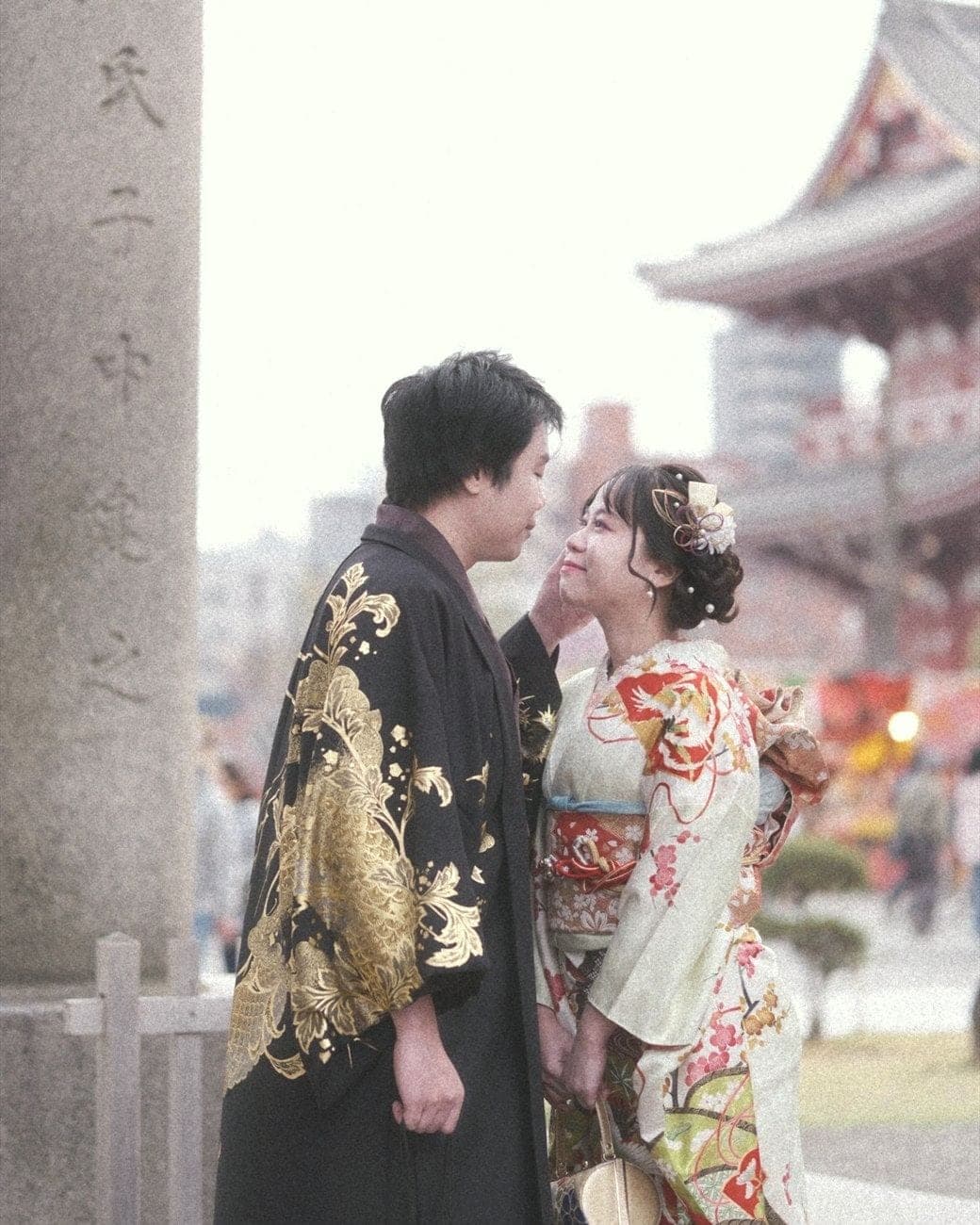 Witita and Sorratat in kimono at a Tokyo temple gate